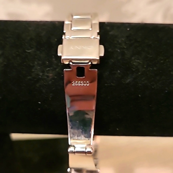 DKNY Brand New Silver Wristwatch with extra link - Picture 3 of 4